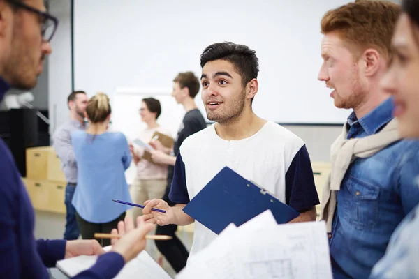 Joven Hombre Creativo Explicando Punto Vista Los Compañeros Grupo — Foto de Stock