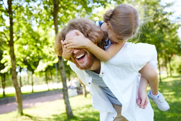 Ridendo Uomo Tenendo Figlia Sul Retro Durante Gioco Nel Parco — Foto Stock