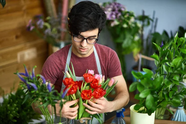 Молодий Флорист Організовує Букет Тюльпанів — стокове фото