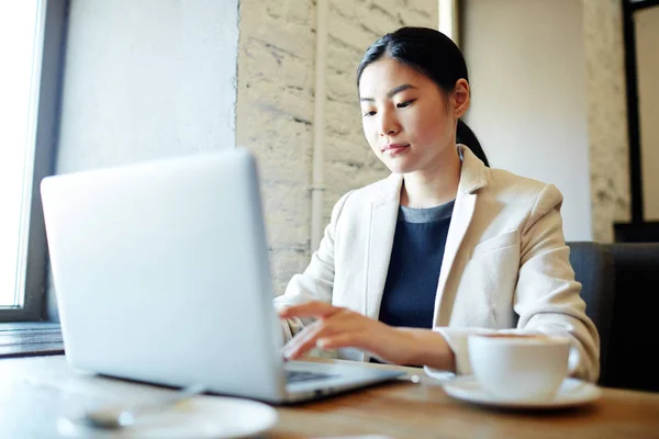 Jovem Empresária Asiática Trabalhando Rede Enquanto Senta Café — Fotografia de Stock