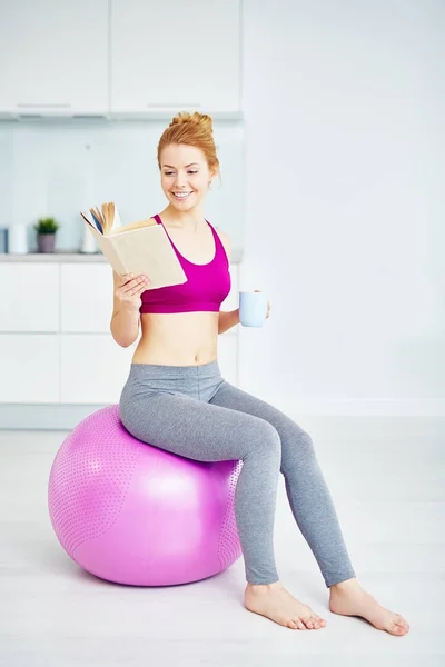 Portrait Smiling Red Haired Woman Taking Break Workout Home Reading — Stock Photo, Image