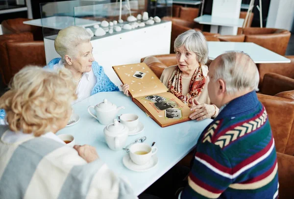 Grupo Amigos Mayores Reunieron Cafetería Encantadora Después Una Larga Separación — Foto de Stock