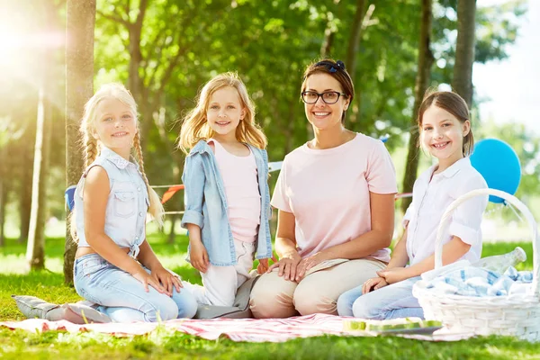 Aanhankelijk Meisjes Jonge Vrouwen Verzameld Voor Picknick Groen Gazon — Stockfoto