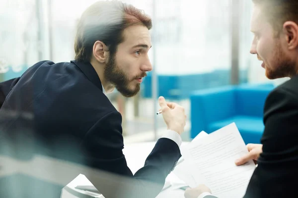 Deux Jeunes Commerçants Discutant Papiers Affaires — Photo