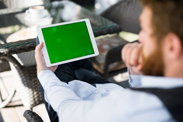 Vista Sobre Hombro Del Hombre Negocios Barbudo Sosteniendo Tableta Digital — Foto de Stock