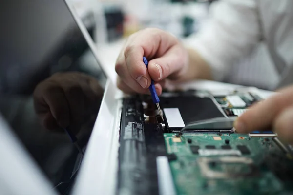 Tiro Close Mãos Masculinas Reparando Peças Laptop Usando Chave Fenda — Fotografia de Stock