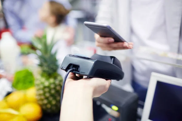 Покупатель Оплачивает Системе Nfc Продукты Питания Супермаркете — стоковое фото