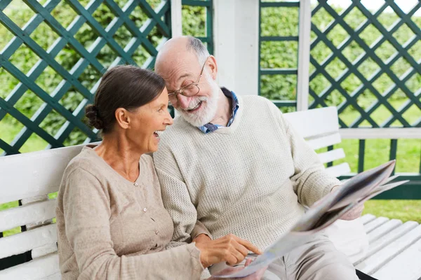 Feliz Seniors Con Mapa Discutiendo Ruta Viaje Parque — Foto de Stock