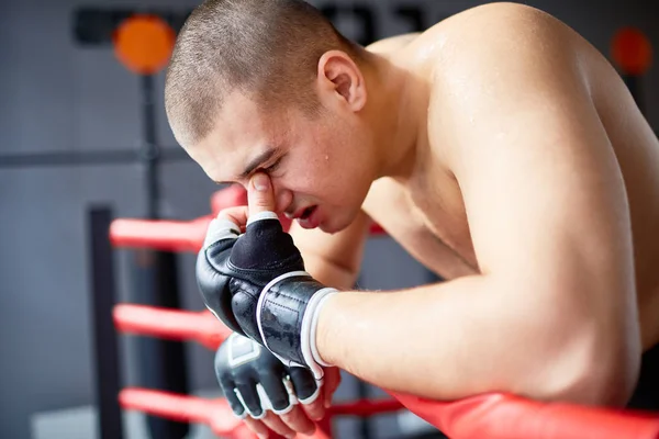 Kant Weergave Portret Van Zweterige Uitgeput Shirtless Bokser Rusten Adem — Stockfoto