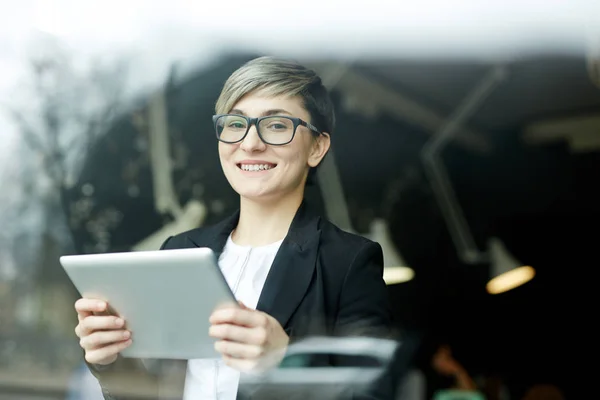 Retrato Mujer Joven Con Corte Pelo Creativo Acristalado Representante Generación — Foto de Stock