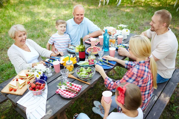 Familia Tres Generaciones Relajándose Por Cena Durante Lugar Reunión — Foto de Stock