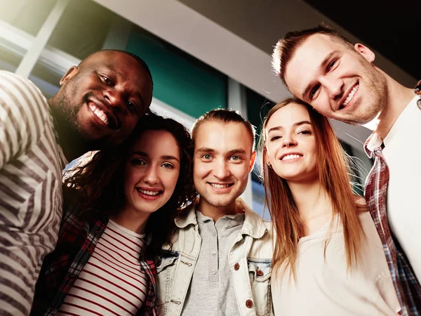 Langverwachte Bijeenkomst Van Vrienden Koffiehuis Staan Tegen Panoramische Ramen Zoek — Stockfoto