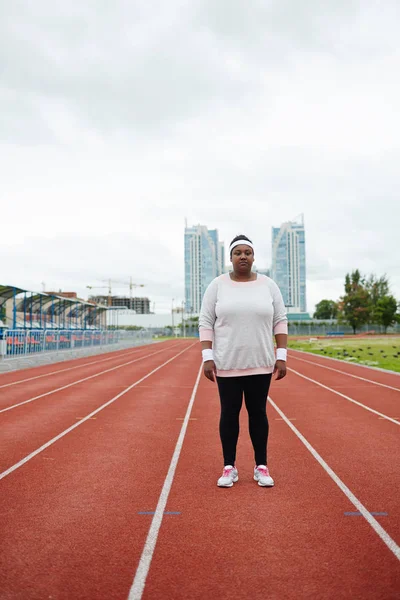 Jovem Mulher Gorda Activewear Uma Das Pistas Corrida — Fotografia de Stock