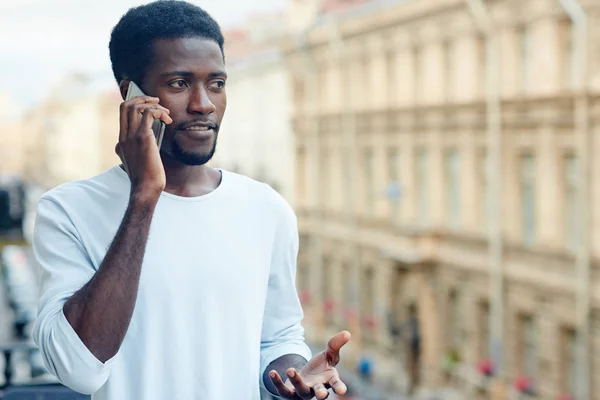 Απασχολημένος Άνθρωπος Homewear Μιλώντας Στο Smartphone Στο Μπαλκόνι — Φωτογραφία Αρχείου