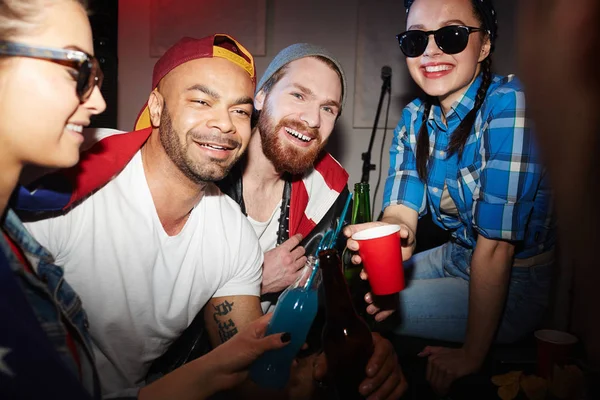 Gruppe Lächelnder Junger Partygänger Männer Und Frauen Die Bier Trinken — Stockfoto