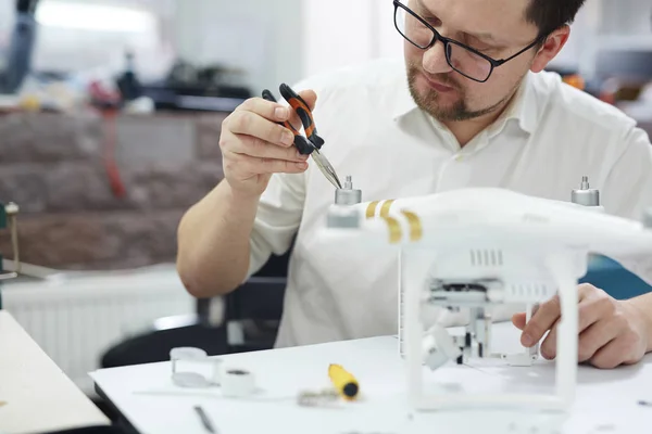 Retrato Del Hombre Moderno Que Trabaja Reparación Tecnología Montaje Drones —  Fotos de Stock