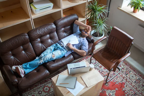 Hombre Agotado Con Papeles Teniendo Breve Descanso Para Dormir Entre —  Fotos de Stock