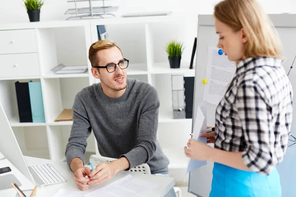 Compañeros Creativos Consultando Sobre Nuevas Tendencias Diseño Web — Foto de Stock