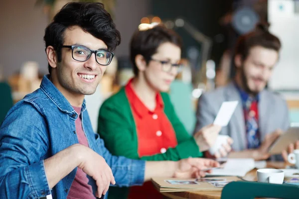 Joven Diseñador Creativo Anteojos Mirando Cámara Durante Trabajo —  Fotos de Stock