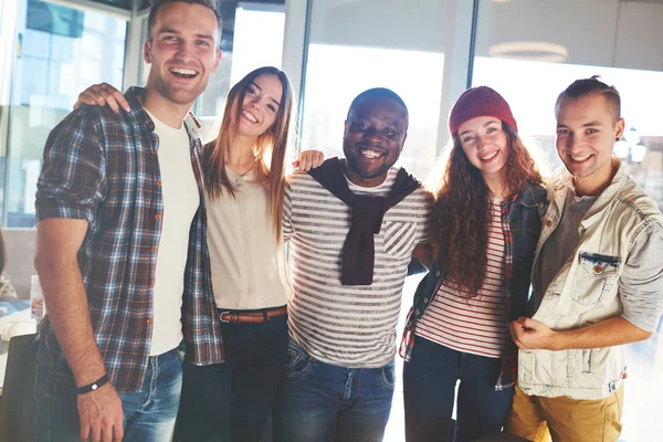 Multiethnische Gruppe Bester Freunde Posiert Mit Breitem Lächeln Für Fotos — Stockfoto