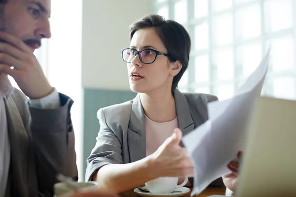 Serious Businesswoman Showing Explaining Text Contract Pensive Man — Stock Photo, Image