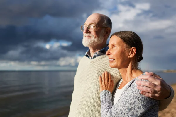 Serene Rustige Senior Paar Uitgaven Zomeravond Door Water — Stockfoto