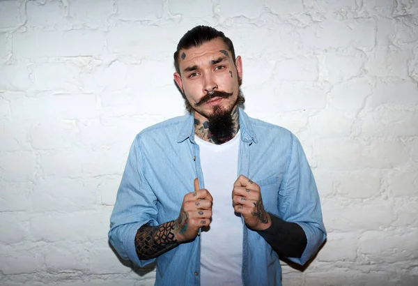 Retrato Flash Saturado Homem Criativo Moderno Com Barba Bigode Tatuagens — Fotografia de Stock