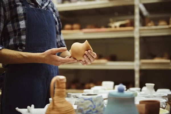 Artigiano Della Ceramica Che Tiene Piccola Brocca Ceramica — Foto Stock