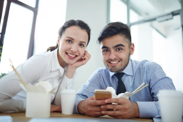 Jeunes Professionnels Regardant Caméra Pendant Pause Déjeuner Bureau — Photo