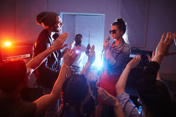 Cool Banda Cantando Escenario Del Club Urbano Con Multitud Animando — Foto de Stock