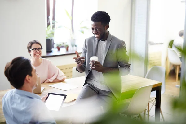 Employés Bureau Racontant Des Blagues Riant Pendant Pause Café — Photo