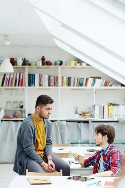 Jovens Designers Conversando Coffee Break — Fotografia de Stock