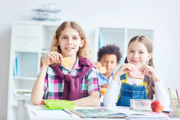 Studente Con Cracker Suo Compagno Classe Con Panino Avendo Pausa — Foto Stock