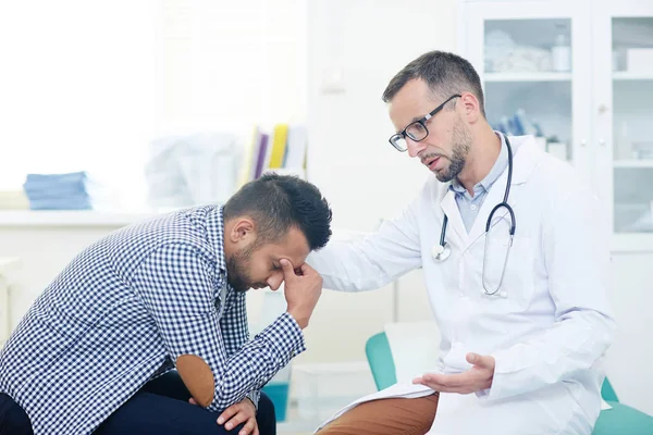 Vista Del Perfil Del Médico Barbudo Mediana Edad Calmando Paciente — Foto de Stock