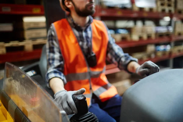 Forklifter Εργασίας Σχετικά Την Τοποθέτηση Μηχανήματος — Φωτογραφία Αρχείου