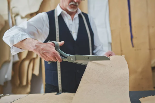 Portret Van Oude Maat Snijden Kleding Patronen Terwijl Werkt Een — Stockfoto