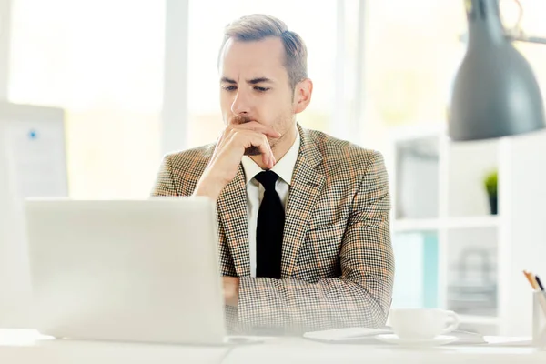 Business Leader Agente Borsa Seduto Sul Posto Lavoro Fronte Computer — Foto Stock