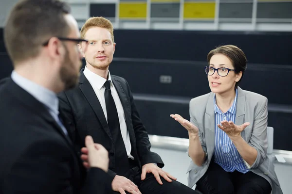 Mujer Confiada Expresando Opinión Sus Colegas — Foto de Stock