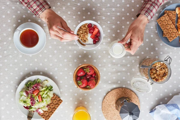 Handen Van Mens Door Ontbijt Muesli Met Melk Verse Aardbeien — Stockfoto