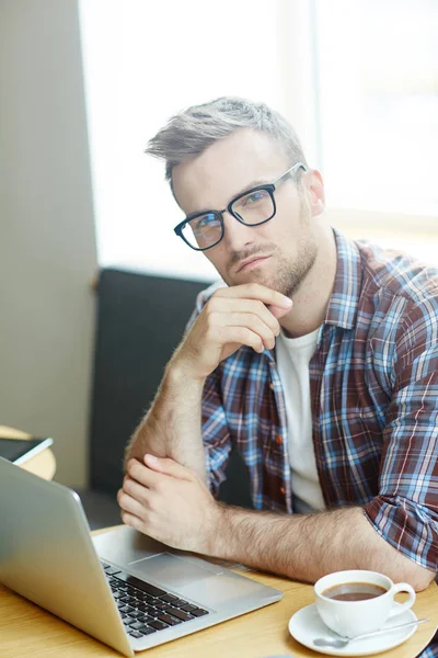 Moderne Ontwerper Ondernemer Met Laptop Krijgen Geïnspireerd Café — Stockfoto