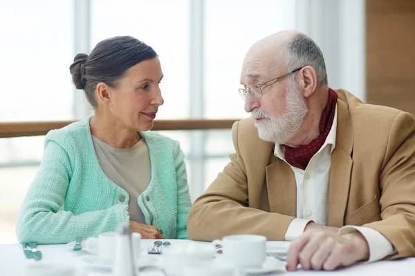 Senior Paar Praten Door Geserveerd Tabel Café — Stockfoto