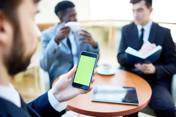 Smartphone Der Hand Eines Modernen Geschäftsmannes — Stockfoto