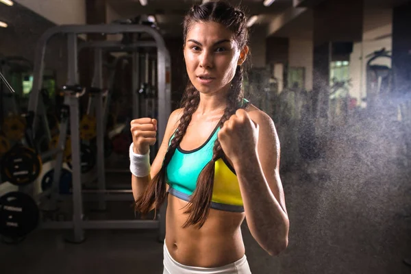 Mujer Joven Físicamente Fuerte Con Coletas Mirando Cámara Durante Entrenamiento —  Fotos de Stock