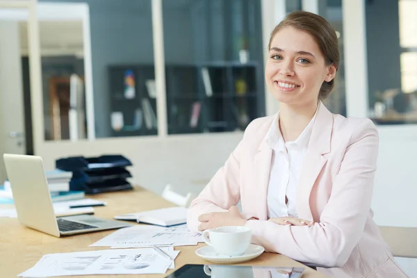 Gelukkig Jonge Zakenvrouw Office — Stockfoto