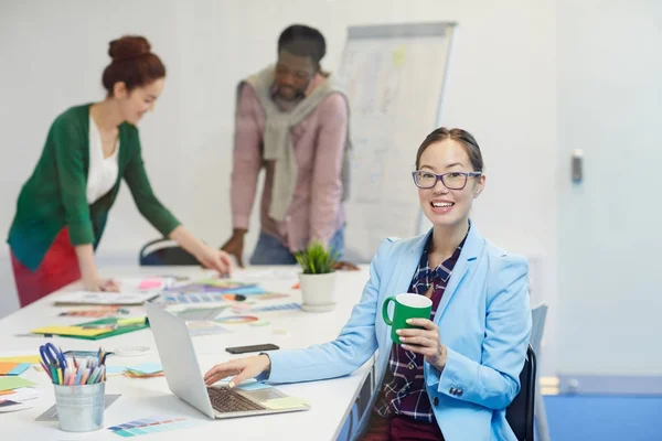 Junge Designerin Mit Kaffee Netzwerk Morgen Büro — Stockfoto