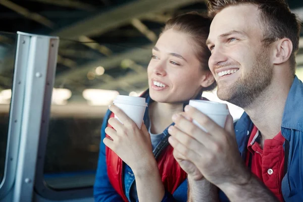 Gelukkige Paar Met Drankjes Genieten Van Vrije Tijd — Stockfoto