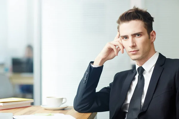 Junger Eleganter Mann Blickt Die Kamera Während Etwas Denkt — Stockfoto