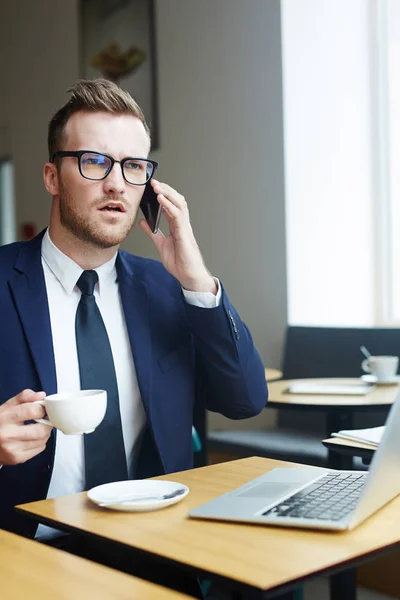 Joven Abogado Haciendo Una Cita Con Cliente Por Teléfono Inteligente — Foto de Stock