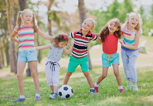 Crianças Verão Vestem Frente Bola Parque Abraçando Sorrindo Alegremente — Fotografia de Stock