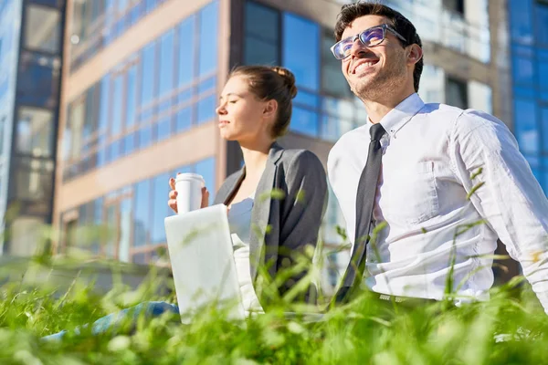 Two Colleagues Having Break Outdoors Sunny Day — Stock Photo, Image